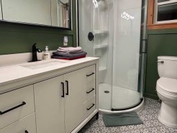 room_upper_bath_900x1200